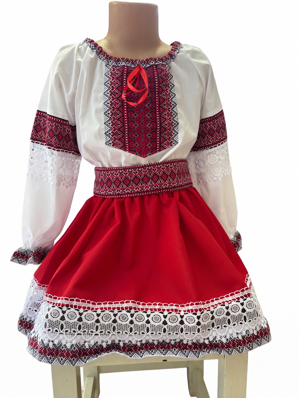 Costum tradițional cu dantelă