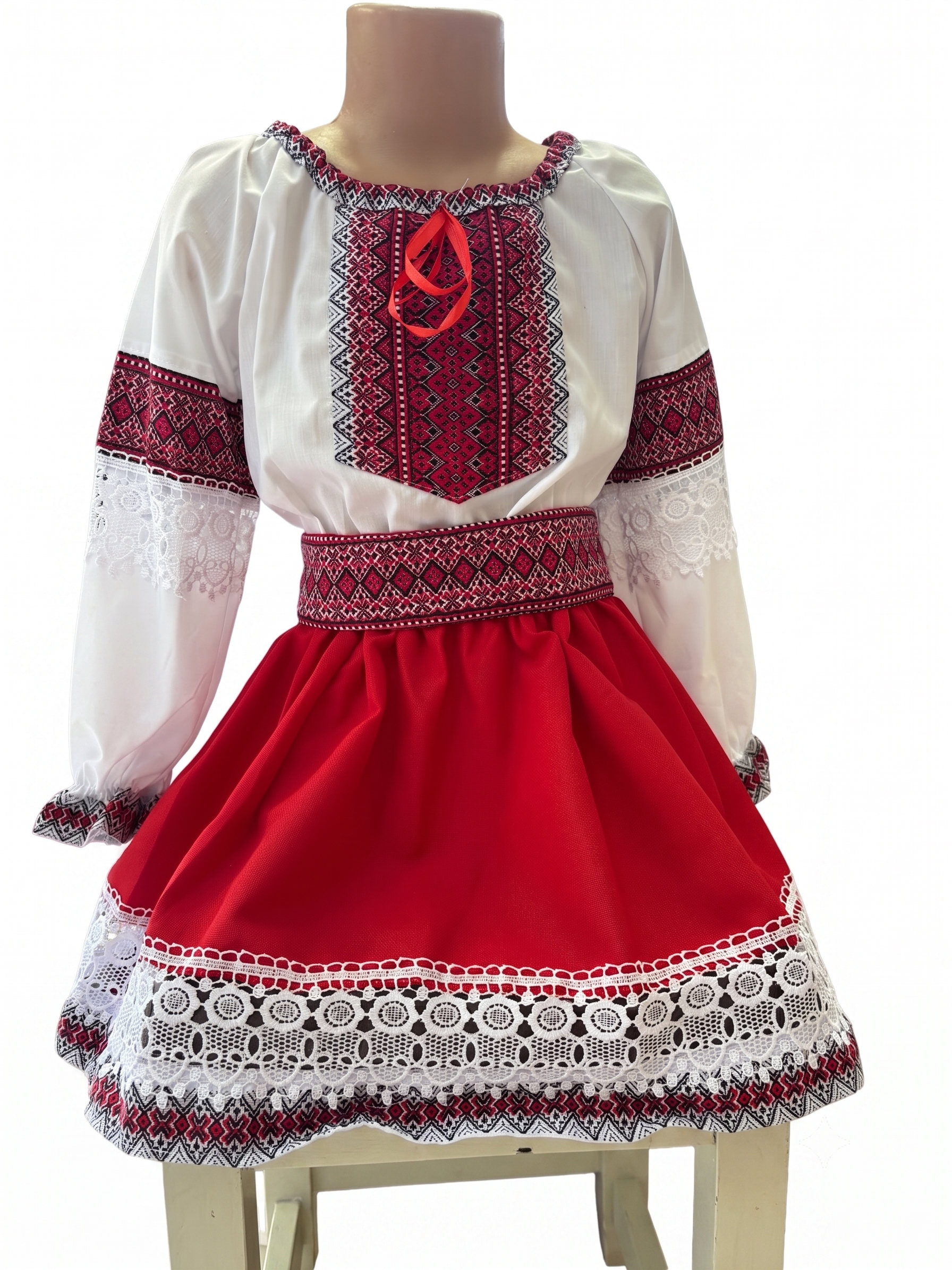Costum tradițional cu dantelă