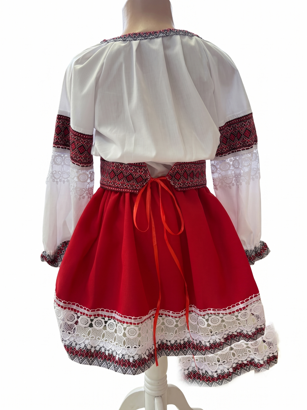 Costum tradițional cu dantelă