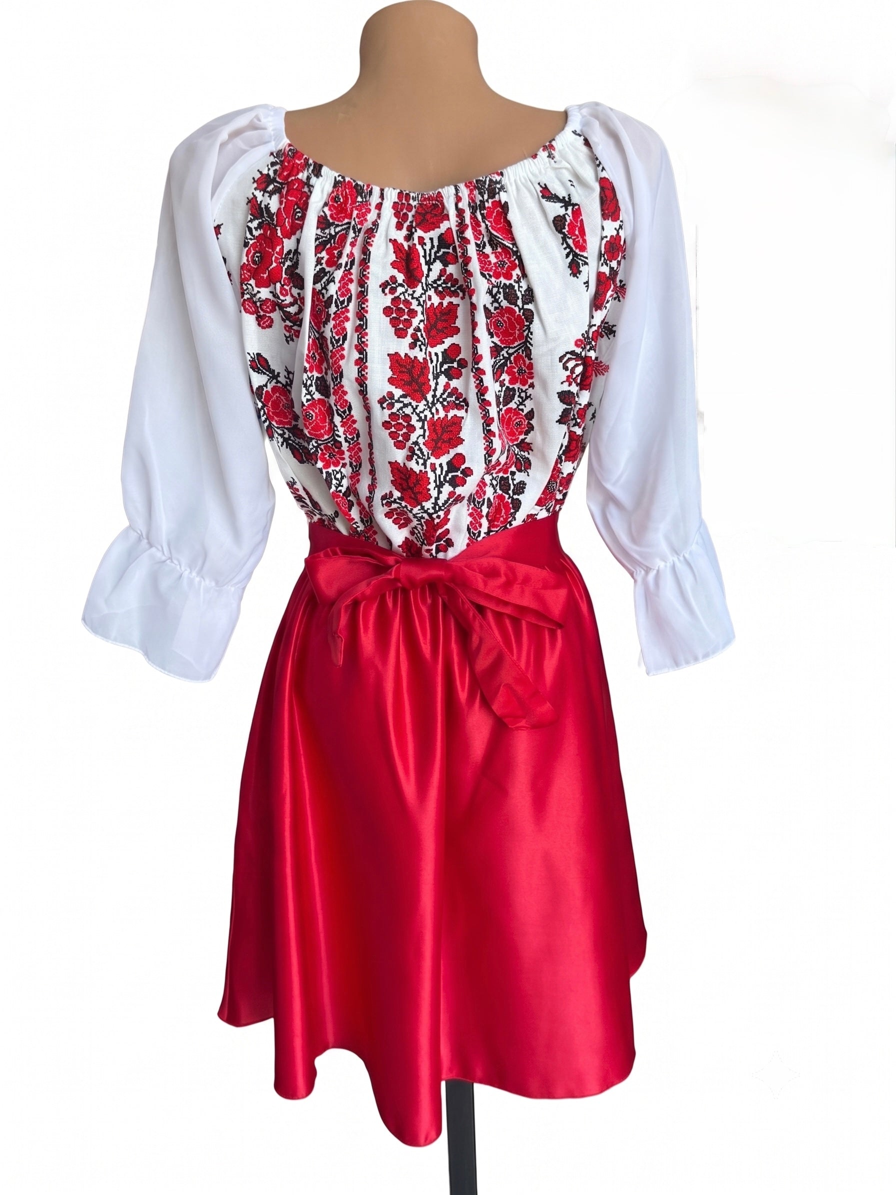 Rochie roșie cu trandafiri